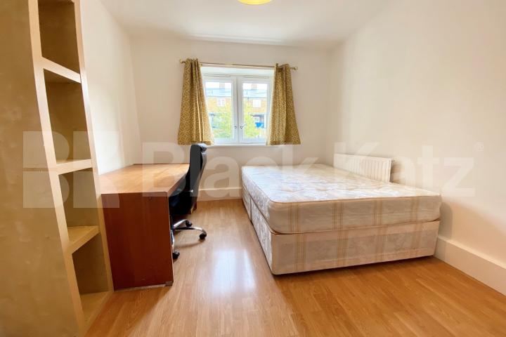 Bright & airy split level apartment with patio garden & superbly located Burbage Close , Borough/London Bridge